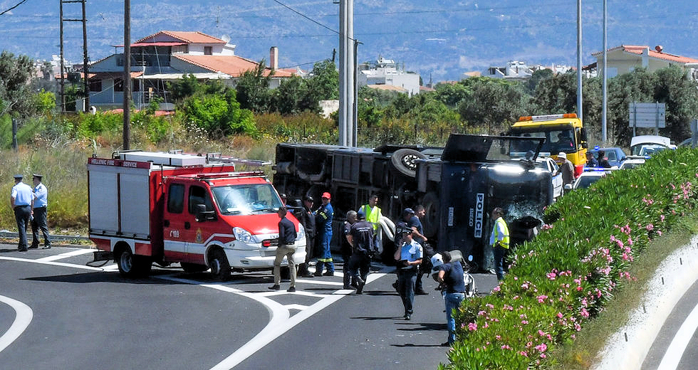 Ανατροπή κλούβας με 16 κρατούμενους