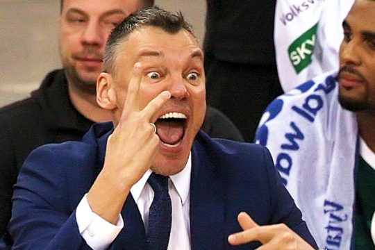 Ο Σάρας κινεί τα νήματα