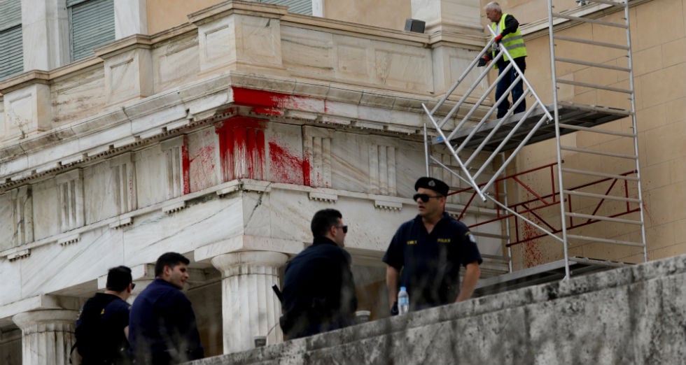 Ελεύθερος με εγγύηση ο 36χρονος για τις μπογιές στη Βουλή