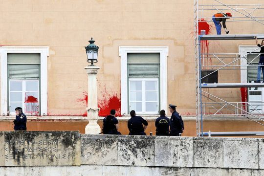 Δίωξη για κακούργημα για τις μπογιές στη Βουλή