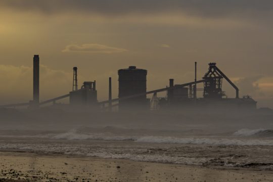 Στα πρόθυρα της κατάρρευσης η British Steel, απειλούνται 25.000 θέσεις εργασίας