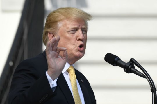 Δεν μειώνει τα επιτόκια η Fed, αγνοώντας τις πιέσεις Τραμπ