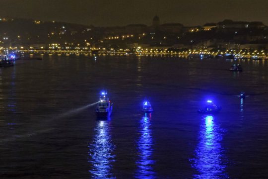 Επτά τουρίστες νεκροί και 19 αγνοούμενοι σε ναυάγιο στον Δούναβη