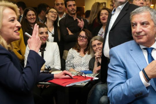 Η Δούρου προκαλεί τον Πατούλη σε debate