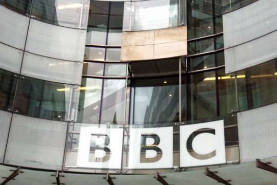 Απολύθηκε ραδιοφωνικός παραγωγός του BBC λόγω ρατσιστικής φωτογραφίας