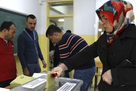 «Είναι παράνομο να κερδίζεις κόντρα στο AKP» του Ερντογάν