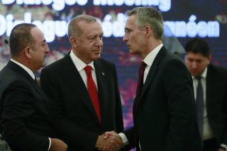Τραβάει το σχοινί και ονειρεύεται «τουρκικές λίμνες»