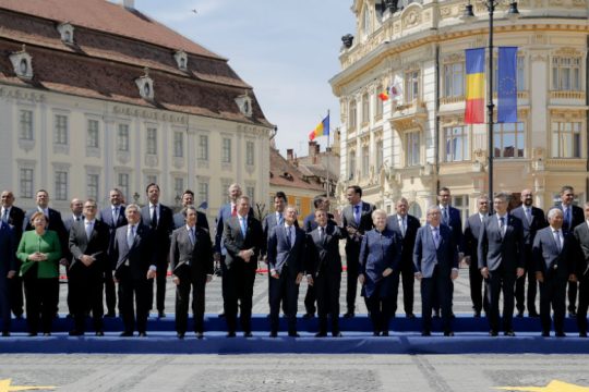 Ορκίστηκαν στην ενότητα, κρύβουν κάτω από το χαλί τις διαφορές