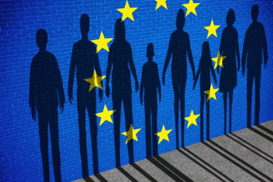 Αντιφατικές οι απόψεις για τους πρόσφυγες στην Ελλάδα