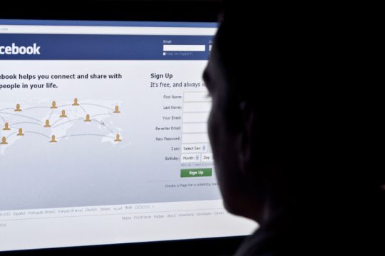 Πώς η Ακροδεξιά σπέρνει μίσος σε εκατομμύρια Ευρωπαίους μέσω Facebook