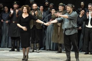Η Φανί Αρντάν σκηνοθετεί όπερα και εντυπωσιάζει