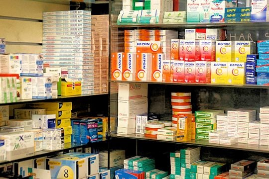 Απαντώντας σε φληναφήματα και παραμύθια της Νέας Δημοκρατίας περί φαρμάκου