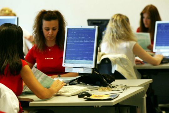 Προς παράταση φορολογικές δηλώσεις και αιτήσεις για 120 δόσεις