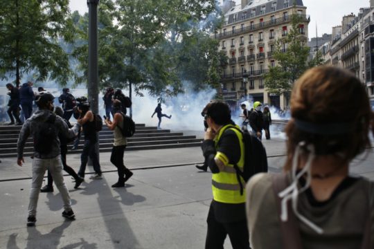 Μειωμένη η συμμετοχή αλλά σταθερά στους δρόμους τα «κίτρινα γιλέκα»