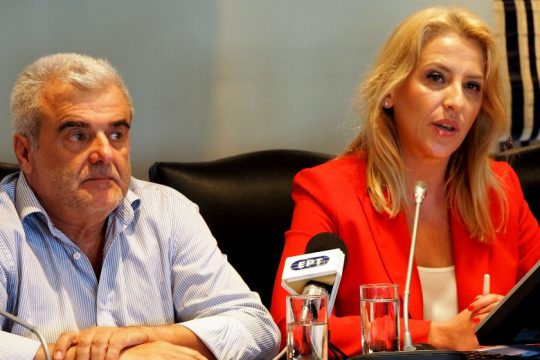Μια αποχώρηση, πολύ έργο