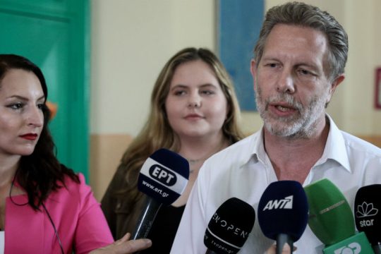 Ουδετερότητα και μηνύματα στους δύο της Κυριακής