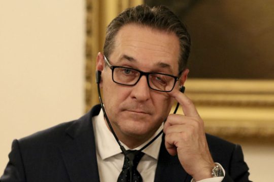 Εκλογές ζητούν οι Αυστριακοί μετά την παραίτηση του ακροδεξιού αντικαγκελάριου