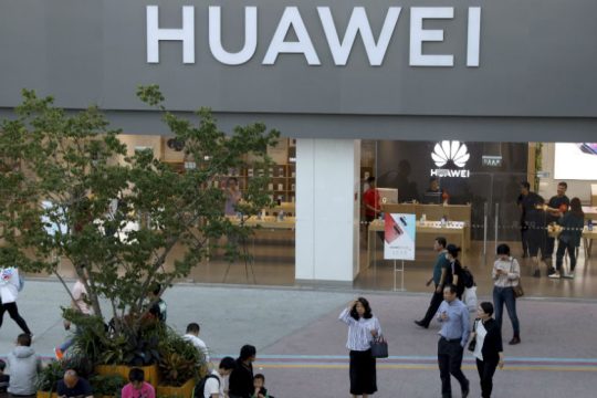 Τρίμηνη παράταση στη Huawei δίνουν οι ΗΠΑ