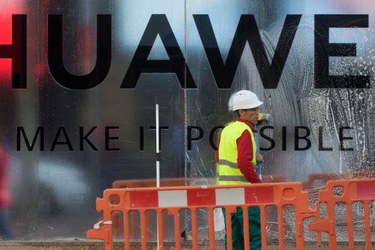 Στην αμερικανική Δικαιοσύνη η Huawei για να αρθούν οι κυρώσεις Τραμπ