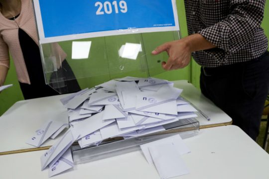 Οι υποψήφιοι δήμαρχοι που προηγούνται στους Δήμους της Αττικής