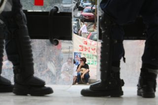 Δικάζεται ο αστυνομικός που χτύπησε καθαρίστρια με σιδερογροθιά 