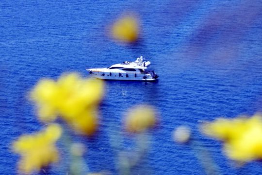 Στα κότερα απαγορεύεται η φιλοξενία! Στα καραβόσκαρα; 