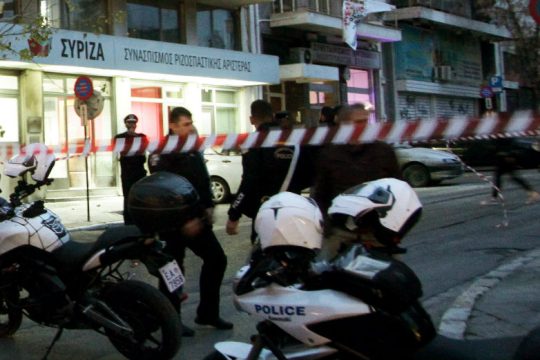 Επίθεση με μολότοφ κατά αστυνομικών έξω από την Κουμουνδούρου