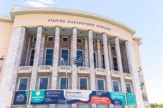 Δεν χρωστάει, δεν χρωστάει