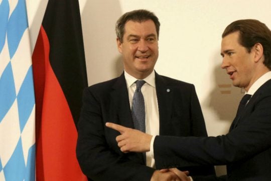 Απορρίπτουν συνεργασία του ΕΛΚ με τους εθνικιστές Κουρτς και Σέντερ