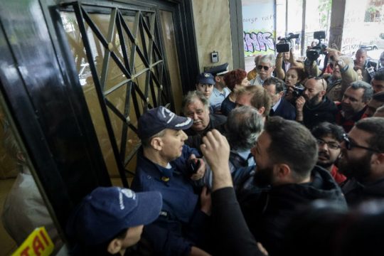 Ένταση σε διαμαρτυρία της ΛΑ.Ε. για τους πλειστηριασμούς