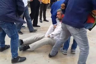 Ερευνα για τη «βίαιη» απομάκρυνση στη Λευκάδα