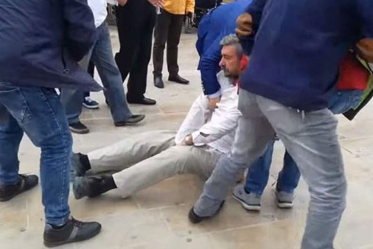 Ερευνα για τη «βίαιη» απομάκρυνση στη Λευκάδα