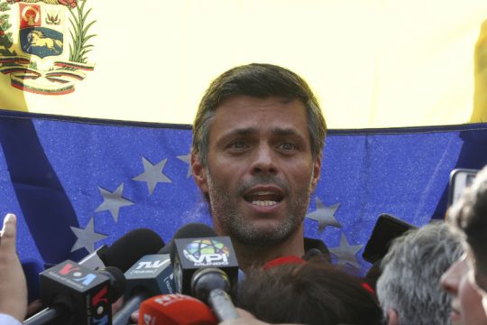 Ο Λόπες δεν αποκλείει στρατιωτική επέμβαση στη Βενεζουέλα