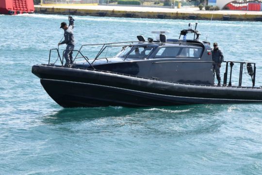 Δεν σταμάτησαν σε έλεγχο του Λιμενικού και μετά εγκατέλειψαν το σκάφος τους