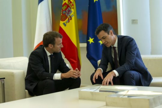Συνάντηση Μακρόν-Σάντσεθ στο Παρίσι με το βλέμμα στις συμμαχίες