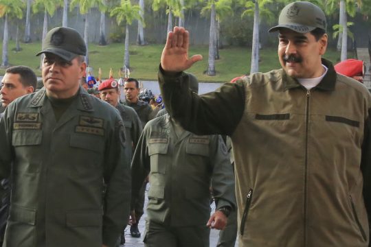 Με τον στρατό στο πλευρό του