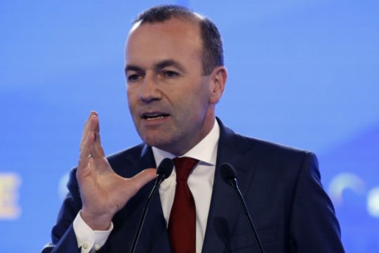 Βέμπερ για Όρμπαν: «Όποιος διαφωνεί με τις αξίες του ΕΛΚ, μπορεί να φύγει»