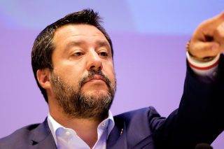 Πλήγμα για Σαλβίνι η αποπομπή «διαπλεκόμενου» υφυπουργού του