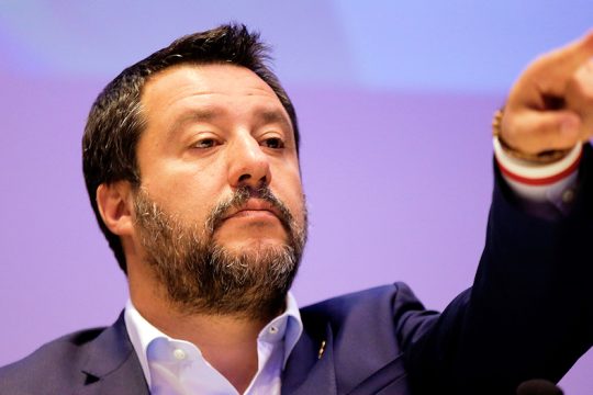 Πλήγμα για Σαλβίνι η αποπομπή «διαπλεκόμενου» υφυπουργού του