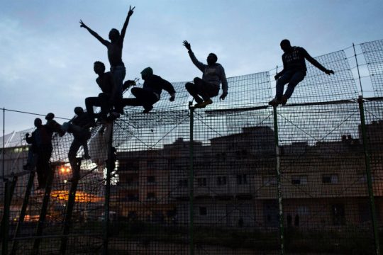 Απελπισμένοι μετανάστες πηδούν τον φράχτη που τους χωρίζει από την Ευρώπη