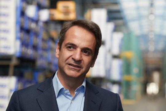 Επίθεση Μητσοτάκη κατά Τσίπρα κι εκτός των τειχών
