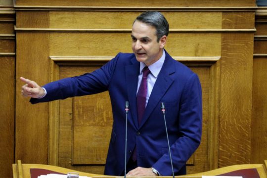 Μερική αναδίπλωση Μητσοτάκη με ηπιότερους τόνους
