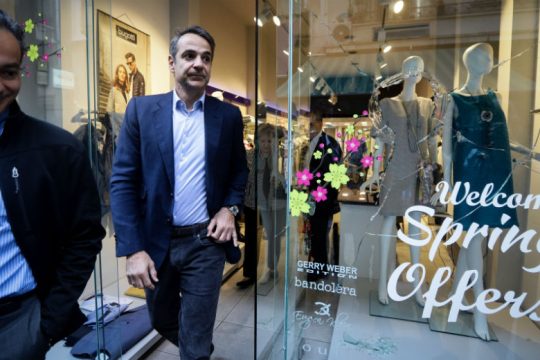 Ο Μητσοτάκης στα καταστήματα που υπέστησαν ζημιές στη Βουκουρεστίου