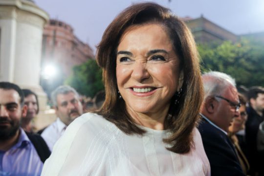 Ντόρα Μπακογιάννη: Η μεσαία τάξη ανέβασε και έριξε τον κ. Τσίπρα