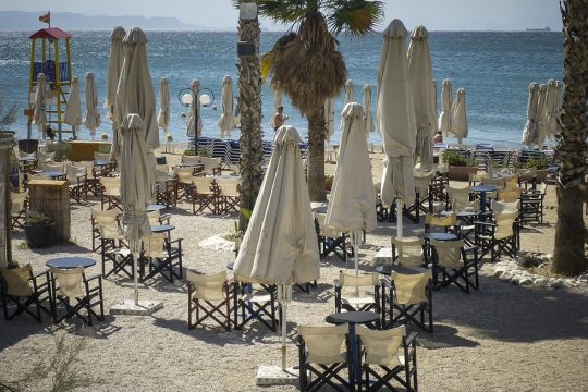 Μπαράκια τροπικά και ηχητικά της παραλίας