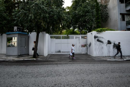 Ο Ρουβίκωνας πίσω από τις μπογιές στο σπίτι του Αμερικανού πρέσβη