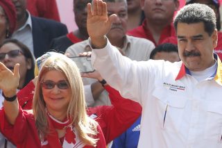 Ο Μαδούρο και η Φλόρες τραυματίστηκαν κατά την απαγωγή τους – 100 οι νεκροί και αρκετοί τραυματίες