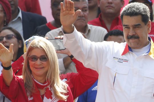 Ο Μαδούρο και η Φλόρες τραυματίστηκαν κατά την απαγωγή τους – 100 οι νεκροί και αρκετοί τραυματίες