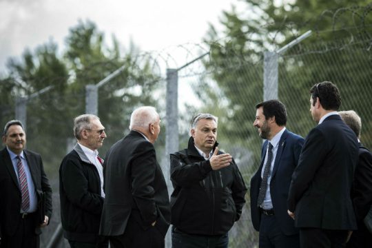 Ακροδεξιά μηνύματα στα συρματοπλέγματα των ουγγρικών συνόρων
