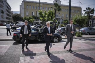 Προσπαθούν να μπλέξουν και τον Πρόεδρο στα παιχνίδια τους